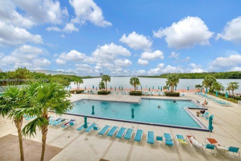 Condo in Sunny Isles Beach, Florida, 2 bedrooms  № 1745774 - photo 30