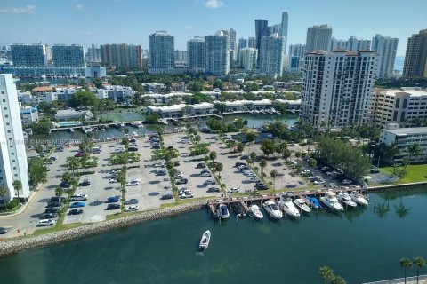 Condo in Sunny Isles Beach, Florida, 2 bedrooms  № 1745774 - photo 1