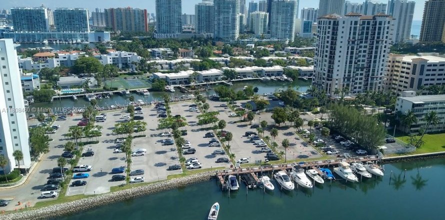 Condo in Sunny Isles Beach, Florida, 2 bedrooms  № 1745774