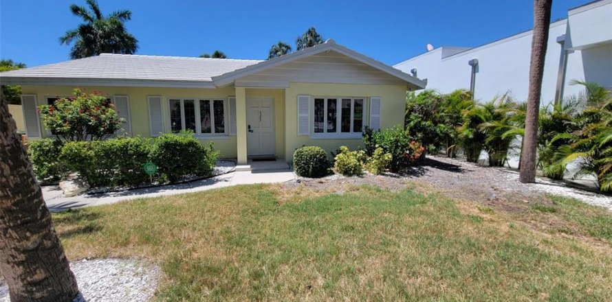House in Sarasota, Florida 3 bedrooms, 127.93 sq.m. № 2120197