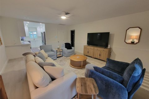 House in Sarasota, Florida 3 bedrooms, 127.93 sq.m. № 2120197 - photo 5