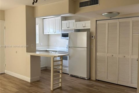 Condominio en venta en North Miami, Florida, 1 dormitorio, 77.57 m2 № 1993861 - foto 1