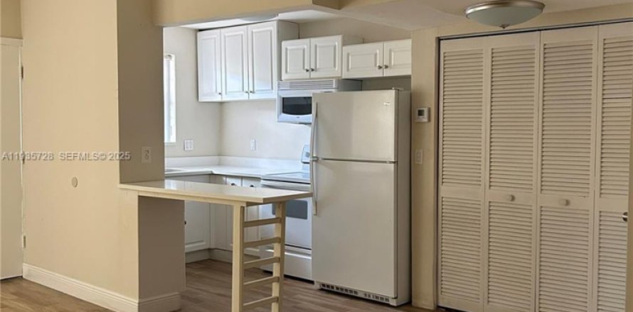 Condominio en North Miami, Florida, 1 dormitorio  № 1993861