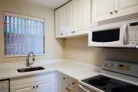 Condominio en venta en North Miami, Florida, 1 dormitorio, 77.57 m2 № 1993861 - foto 5