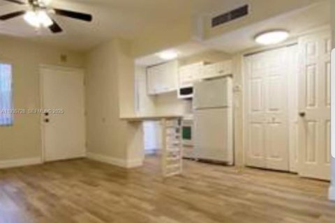 Condominio en venta en North Miami, Florida, 1 dormitorio, 77.57 m2 № 1993861 - foto 4
