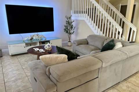 Adosado en venta en Hialeah, Florida, 3 dormitorios, 146.23 m2 № 2045990 - foto 2