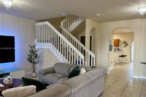 Adosado en venta en Hialeah, Florida, 3 dormitorios, 146.23 m2 № 2045990 - foto 4