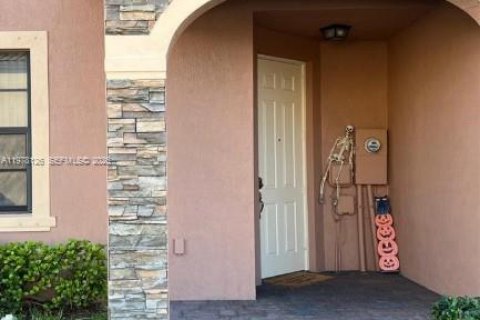 Adosado en venta en Hialeah, Florida, 3 dormitorios, 146.23 m2 № 2045990 - foto 1