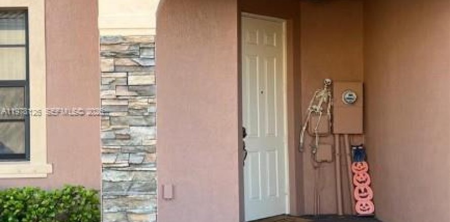 Adosado en Hialeah, Florida 3 dormitorios, 146.23 m2 № 2045990