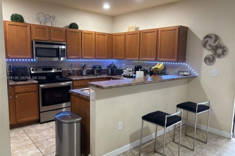 Adosado en venta en Hialeah, Florida, 3 dormitorios, 146.23 m2 № 2045990 - foto 3