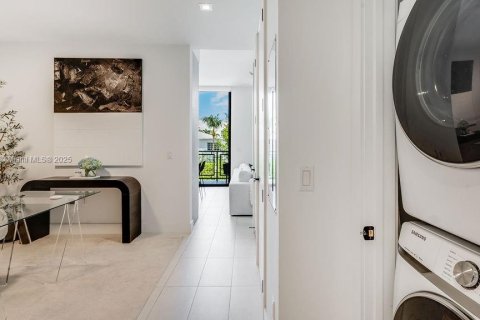 Condo in Miami Beach, Florida, 1 bedroom  № 2012588 - photo 25