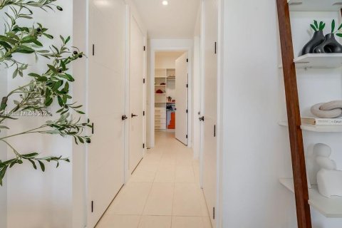 Condo in Miami Beach, Florida, 1 bedroom  № 2012588 - photo 14