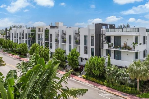 Condo in Miami Beach, Florida, 1 bedroom  № 2012588 - photo 2