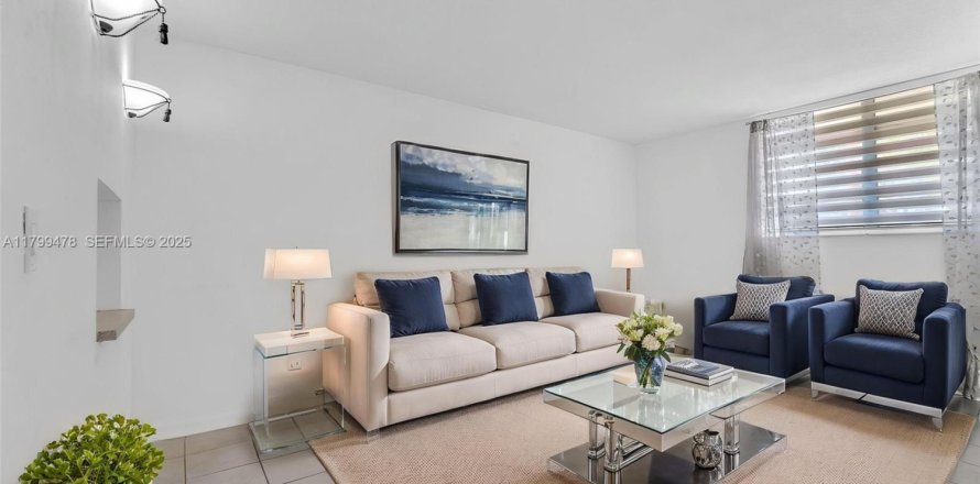 Кондоминиум с 1 спальней в Майами, Флорида № 2035708