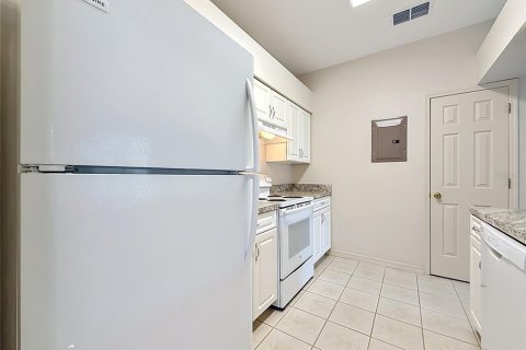 Condo in Winter Haven, Florida, 2 bedrooms № 2237774 - photo 7