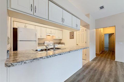 Condo in Winter Haven, Florida, 2 bedrooms № 2237774 - photo 6