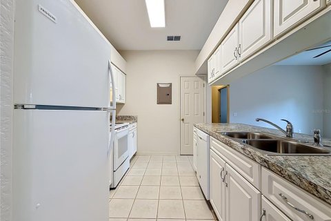 Condo in Winter Haven, Florida, 2 bedrooms № 2237774 - photo 8