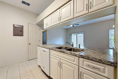 Condo in Winter Haven, Florida, 2 bedrooms № 2237774 - photo 9