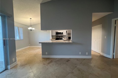 Снять в аренду кондоминиум в Корал-Спрингс, Флорида 2 спальни, 78.97м2, № 2049859 - фото 16