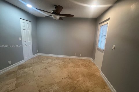 Снять в аренду кондоминиум в Корал-Спрингс, Флорида 2 спальни, 78.97м2, № 2049859 - фото 17