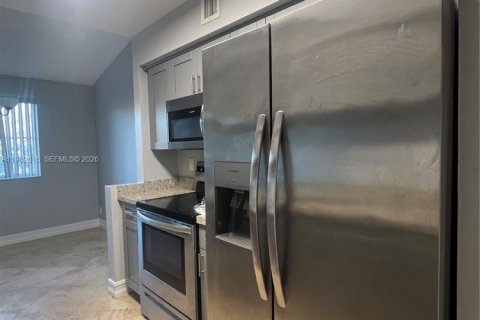 Снять в аренду кондоминиум в Корал-Спрингс, Флорида 2 спальни, 78.97м2, № 2049859 - фото 3