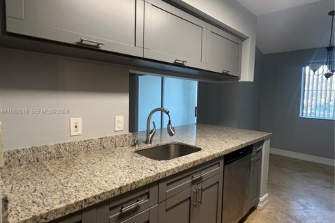 Снять в аренду кондоминиум в Корал-Спрингс, Флорида 2 спальни, 78.97м2, № 2049859 - фото 4