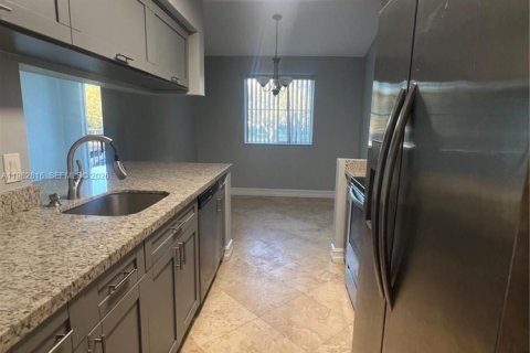 Снять в аренду кондоминиум в Корал-Спрингс, Флорида 2 спальни, 78.97м2, № 2049859 - фото 2