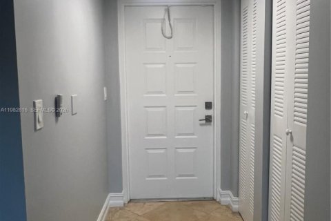Снять в аренду кондоминиум в Корал-Спрингс, Флорида 2 спальни, 78.97м2, № 2049859 - фото 22