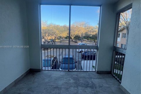 Снять в аренду кондоминиум в Корал-Спрингс, Флорида 2 спальни, 78.97м2, № 2049859 - фото 11