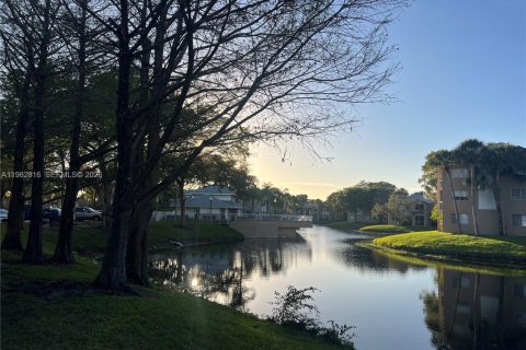 Кондоминиум с 2 спальнями в Корал-Спрингс, Флорида № 2049859