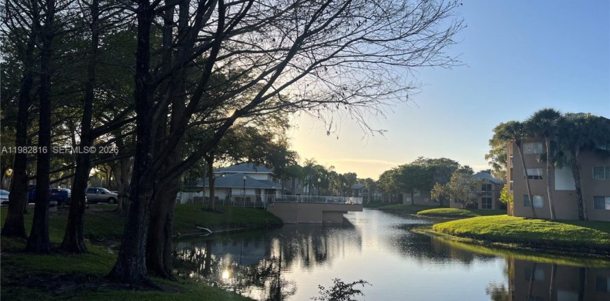 Кондоминиум с 2 спальнями в Корал-Спрингс, Флорида № 2049859