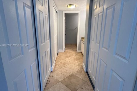 Снять в аренду кондоминиум в Корал-Спрингс, Флорида 2 спальни, 78.97м2, № 2049859 - фото 21