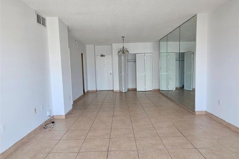 Condo in Hallandale Beach, Florida, 1 bedroom  № 2081621 - photo 8