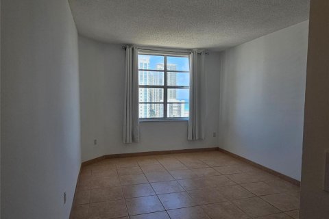 Condo in Hallandale Beach, Florida, 1 bedroom  № 2081621 - photo 12