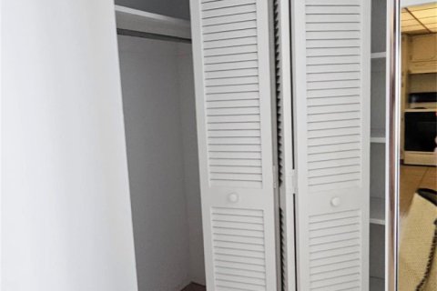 Condo in Hallandale Beach, Florida, 1 bedroom  № 2081621 - photo 17