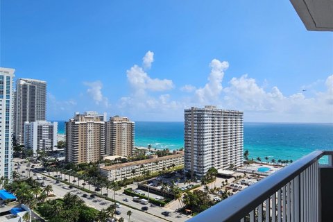 Condo in Hallandale Beach, Florida, 1 bedroom  № 2081621 - photo 2