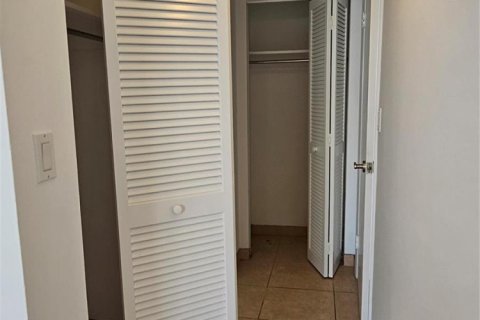 Condo in Hallandale Beach, Florida, 1 bedroom  № 2081621 - photo 13