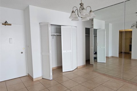 Condo in Hallandale Beach, Florida, 1 bedroom  № 2081621 - photo 10