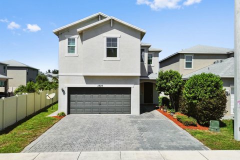 House in Lake Worth, Florida 4 bedrooms, 257.53 sq.m. № 2181563