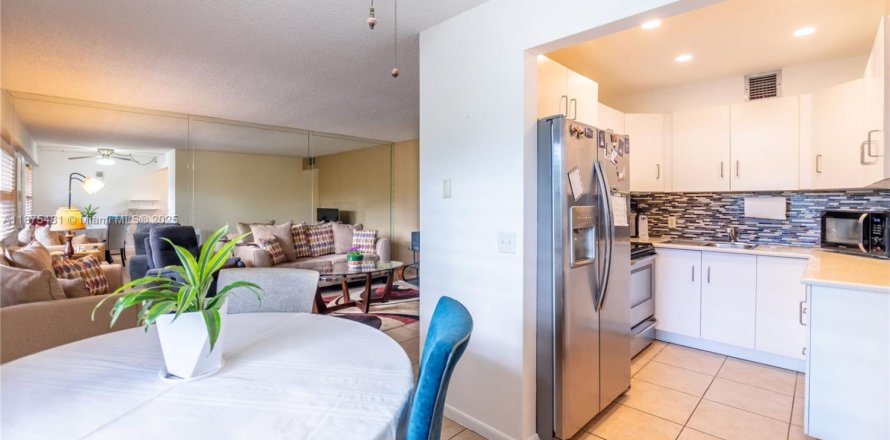 Condominio en Pembroke Pines, Florida, 2 dormitorios № 2034294