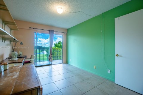 Condominio en venta en Pembroke Pines, Florida, 2 dormitorios, 88.54 m2 № 2034294 - foto 18