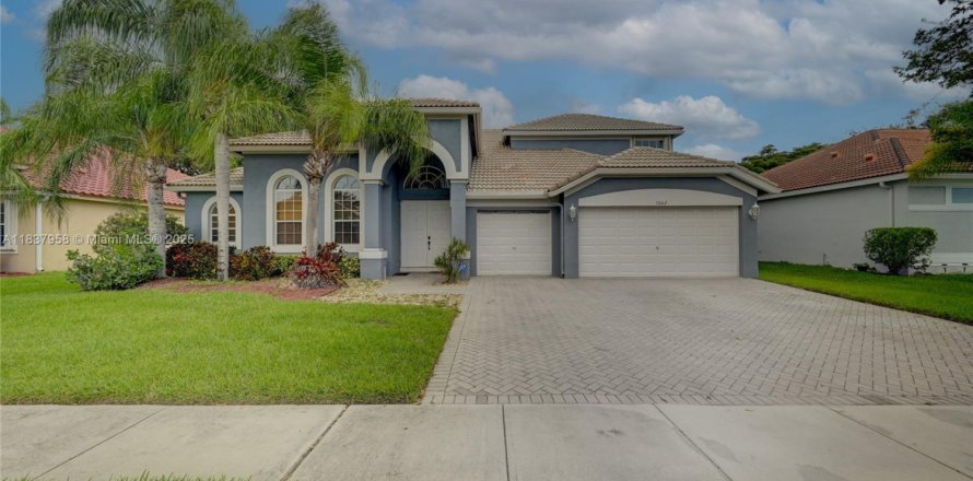 House in Boynton Beach, Florida 5 bedrooms, 307.88 sq.m. № 1828247