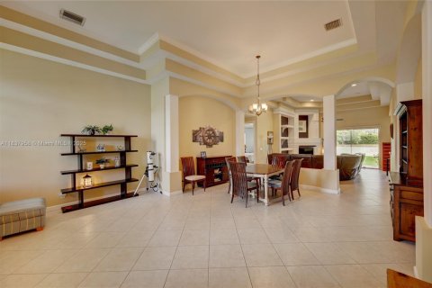 House in Boynton Beach, Florida 5 bedrooms, 307.88 sq.m. № 1828247 - photo 3