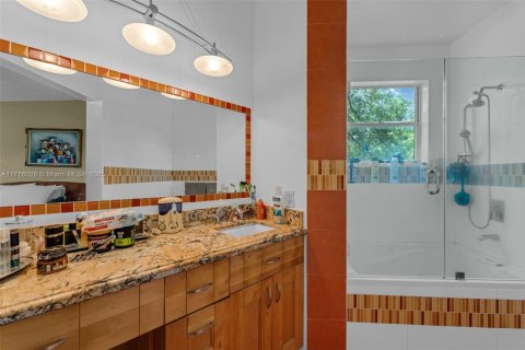 House in Miami, Florida 3 bedrooms, 178 sq.m. № 1728635 - photo 20