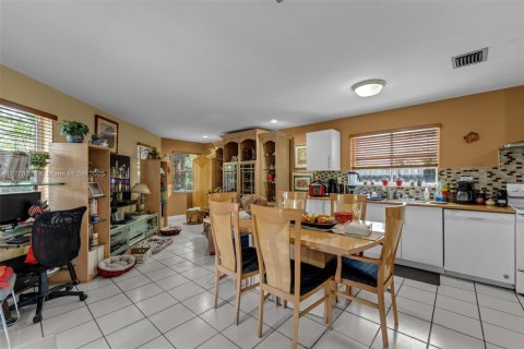 House in Miami, Florida 3 bedrooms, 178 sq.m. № 1728635 - photo 11