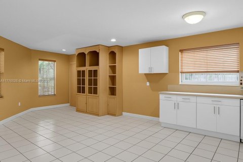 House in Miami, Florida 3 bedrooms, 178 sq.m. № 1728635 - photo 13