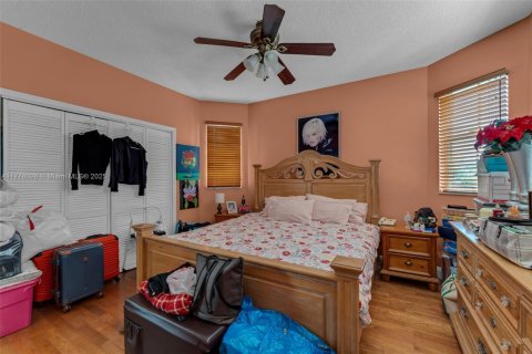 House in Miami, Florida 3 bedrooms, 178 sq.m. № 1728635 - photo 22