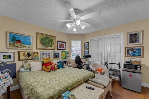 House in Miami, Florida 3 bedrooms, 178 sq.m. № 1728635 - photo 25