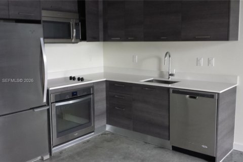 Condo in Miami, Florida, 1 bedroom  № 2032360 - photo 2