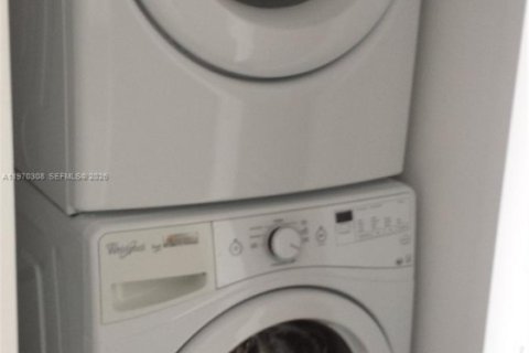 Condo in Miami, Florida, 1 bedroom  № 2032360 - photo 4